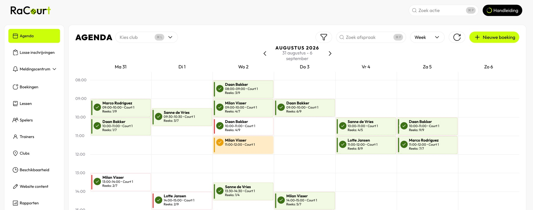 La agenda semanal de una escuela en RaCourt, con clases por entrenador y pista